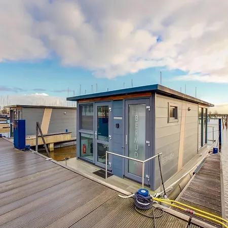 船上ホテル Modern Houseboat In Marina Of *