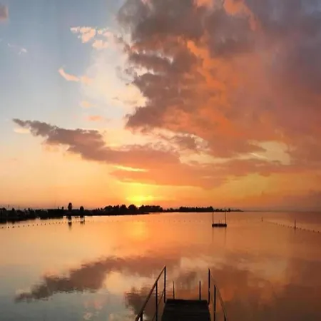 Houseboat In Near Edam Båthotell Volendam