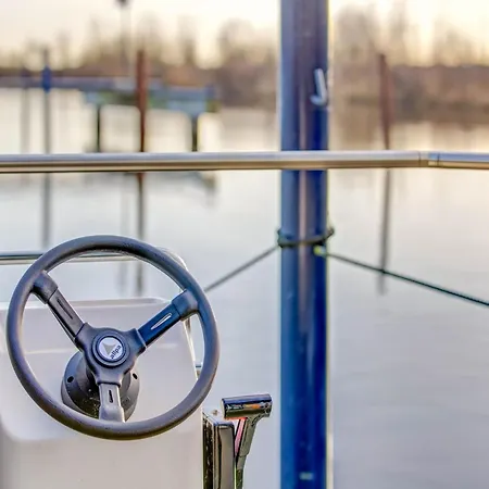 Houseboat In Near Edam Ботель *