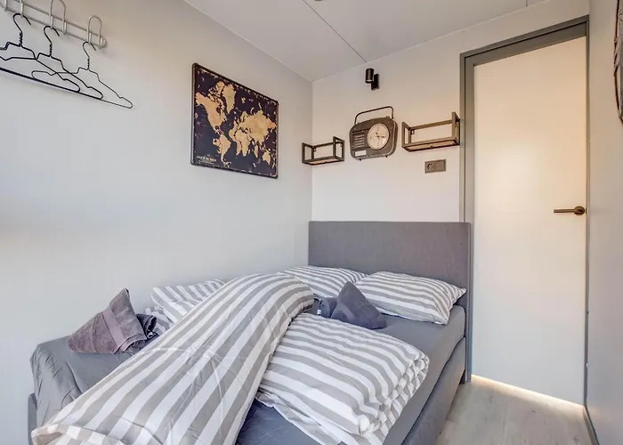 Houseboat In Near Edam 볼렌담