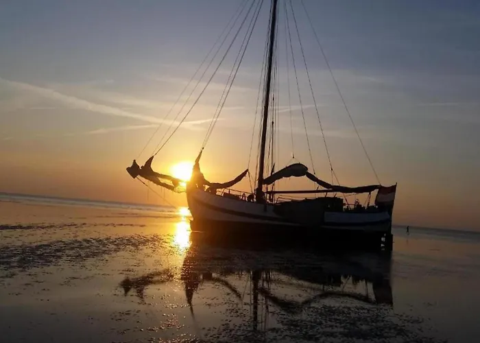 Houseboat In Near Edam 보트호텔 *