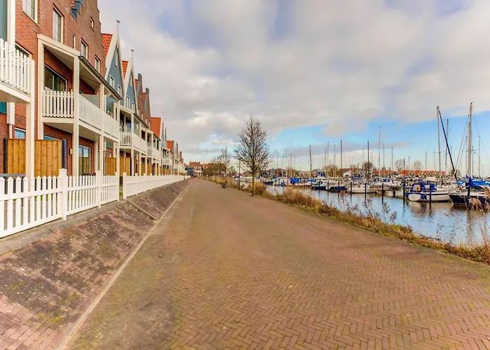 Houseboat In Near Edam 볼렌담