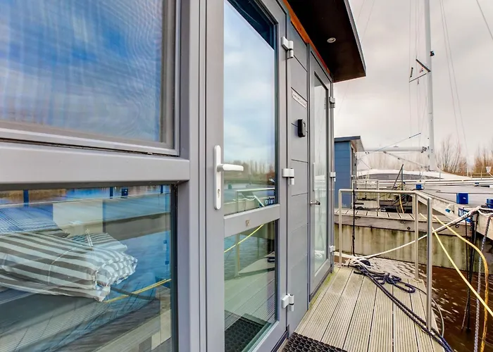 Houseboat In Near Edam 볼렌담