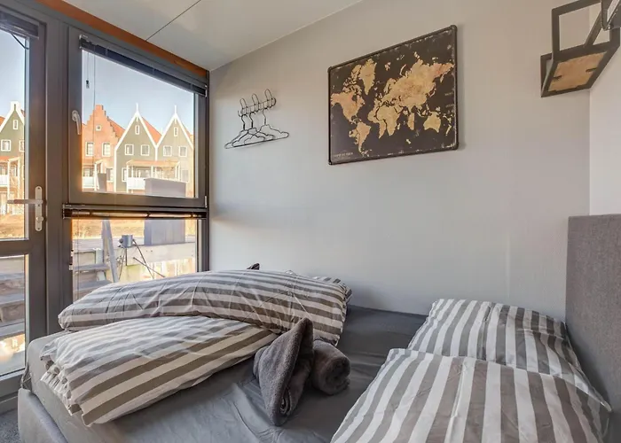 Houseboat In Near Edam 보트호텔