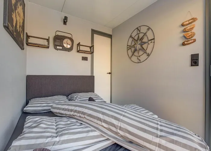 Houseboat In Near Edam * 볼렌담